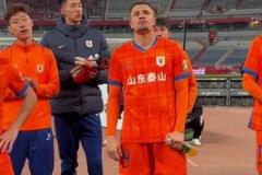0-3不敵成都蓉城！球員謝場(chǎng)時(shí)球迷仍高歌加油！