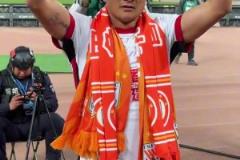 廖力生賽后走向泰山隊(duì)球迷謝場(chǎng)，留下了眼淚