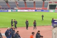 賽后球員離場(chǎng)時(shí)，球迷對(duì)著崔康熙喊下課！