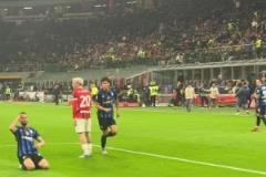 現(xiàn)場(chǎng)實(shí)拍：恰爾汗奧盧米蘭德比破門(mén)后選擇滑跪慶祝