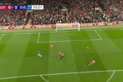 逃過一劫！范戴克走神+解圍失誤險送大禮！貝托單刀射門中柱！