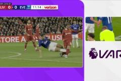 廢人動作！塔科夫斯基解圍亮鞋釘飛鏟踢倒麥卡染黃！