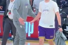 驚！湖人疑似出現(xiàn)內(nèi)訌 東契奇給里夫斯胸口來(lái)了一掌