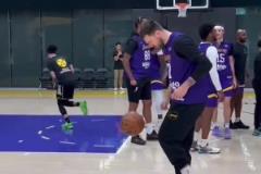 東契奇秀足球腳法，輕松自然，一看就是有天賦的