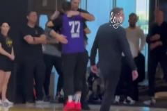 名宿來(lái)了大加索爾今日來(lái)到湖人訓(xùn)練館，與東契奇擁抱致意