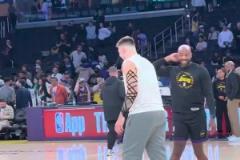 東契奇今天是把黑絲給套在手臂上了嗎？