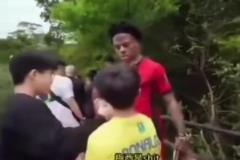 越說(shuō)越過(guò)分，小球迷稱梅西是侏儒，甲亢哥及時(shí)打停