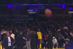 內(nèi)維爾：選三個(gè)人一起共進(jìn)晚餐， 阿諾德：杰拉德、齊達(dá)內(nèi)、C羅