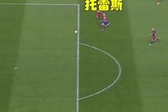 是什么讓西蒙斯瞬間變臉？原來(lái)是梅西準(zhǔn)備上場(chǎng)了！