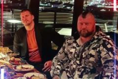 身高2米13，體重260斤的約基奇，在他哥哥面前，簡(jiǎn)直有種小鳥(niǎo)依人的感覺(jué)