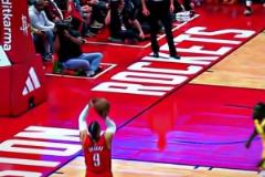 學(xué)得一點(diǎn)都不像！濃眉模仿狄龍投籃名場(chǎng)面！