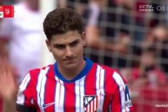 加拉格爾禁區(qū)內(nèi)被犯規(guī)造點(diǎn)！小蜘蛛主罰點(diǎn)射破門(mén)扳平比分！