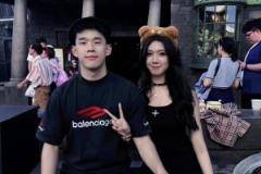 以后一起去美國逛街？網(wǎng)前此前曬林葳和女友卓識一塊出游的合照~