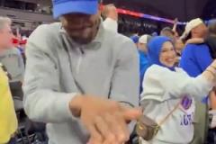 比爾:學(xué)弟們，哥就是你們的榜樣。錢多事少的榜樣。