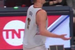 杜蘭特：踏馬的他們偷聽戰(zhàn)術(shù)，還能吹我T，沒天理