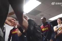 被隊員瘋狂潑水慶祝！重溫馬龍成掘金隊史執(zhí)教勝場第一的美好時刻