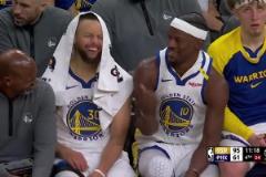 大勝就是開心！庫里和巴特勒在板凳席上與助教有說有笑的