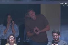 眼角還有淚！東契奇進場與湖人隊友們一一擁抱，諾維茨基鼓掌力挺