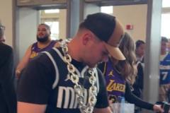 俠蜜力挺！獨行俠主場球迷進場，一眼望去全是東契奇球衣