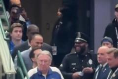 獨行俠總經理尼科-哈里森在通道口與保安有說有笑，根本就無視球迷喊“炒掉尼科”