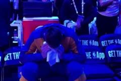 傷透孩子的心東契奇看完視頻后，擦眼淚擦了好一會才起身