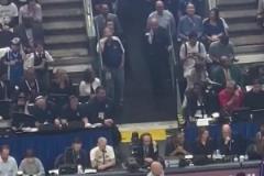 今天壓不住了！獨行俠GM通道觀賽 整個球館都在喊炒掉尼科！