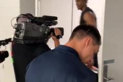 全新體驗！東契奇生涯首次被護送至美航中心客隊更衣室