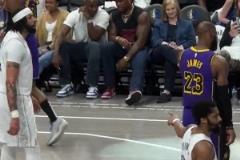 死鬼！濃眉和老詹在比賽間隙還“調情”幾句