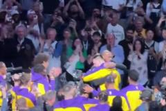 安撫下情緒！東契奇賽前與老詹擁抱，老詹拍了77后背幾下給予安慰