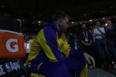 知道自己會哭？獨(dú)行俠剛要開始播放致敬視頻，東契奇就立刻找工作人員要了一條毛巾