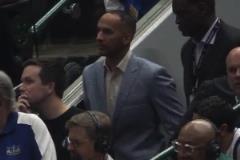 作何感想？在通道看球的獨行俠GM 要聽一整場的“炒掉尼科”