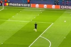 還沒(méi)走出來(lái)馬丁內(nèi)斯登場(chǎng)熱身，遭遇巴黎球迷震天狂噓