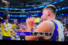 東契奇被換下場時，老詹與隊友們瘋狂為其歡呼！