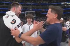 俠蜜的意難平?。|契奇與前老板庫班擁抱致意，開懷大笑