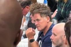 在想什么？庫班聽到全場球迷高喊“炒掉尼科”頻頻搖頭