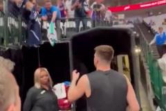 在熟悉的地方給愛他的人簽名！東契奇賽前給諸多球迷簽球衣