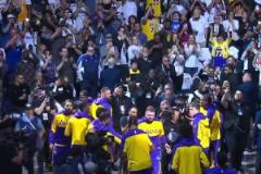 獨(dú)行俠兩代隊(duì)魂！東契奇出場儀式，鏡頭給到看臺上鼓掌的諾維斯基！