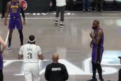 6年并肩作戰(zhàn)??！賽前跳球 濃眉上前擁抱致意好兄弟詹姆斯！