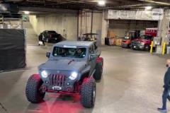 東契奇今日駕駛一輛超級拉風的越野車抵達球館！