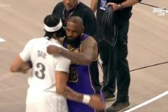 兩個(gè)月沒見，詹姆斯和濃眉這個(gè)手勢依舊這么熟練啊