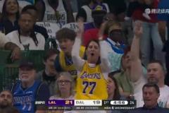 獨行俠全場歡呼！東契奇單挑濃眉，使出招牌后撤步三分飆中