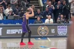 這里對你只有愛！東契奇拿了45分下場，獨(dú)行俠主場集體起立歡呼