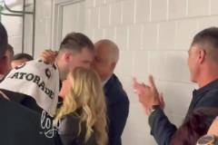 干得漂亮！東契奇賽后接受湖人工作人員夾道鼓掌