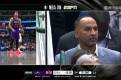 伴隨著炒掉Nico呼聲！東契奇罰球時，鏡頭同時給到獨行俠GM