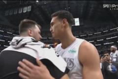 感情深?東契奇賽后率先與獨行俠的前隊友們一一擁抱交談