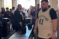 達拉斯球迷入場幾乎都是77球衣！這座城市對東契奇的愛溢于言表