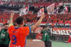 克雷桑一球入賬，賽后本人謝場(chǎng)時(shí)看臺(tái)響起克雷桑之歌