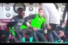 身邊菲米看呆了??馬內在替補席怒噴薩拉赫不傳球