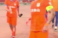 山東泰山隊(duì)主場(chǎng)大勝深圳，賽后克雷桑卻被人背后偷襲了