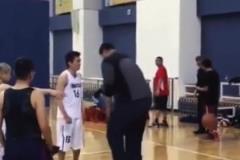 退役的姚明雖然扣籃有點(diǎn)難了！但是投籃這方面吊打現(xiàn)役...